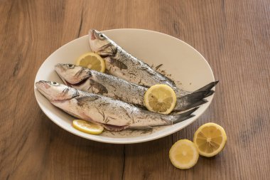 Beyaz tabakta soyulmuş taze balık.