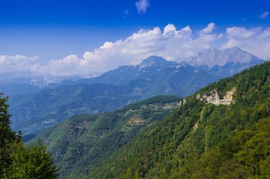 Yaz bulutlu günde dağ manzarası