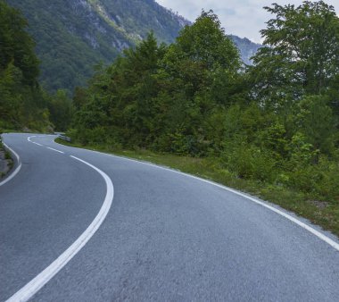 Dağlarda boş asfalt yol.