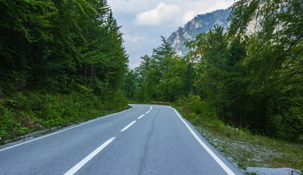 Camino de asfalto vacío en las montañas. — Foto de Stock