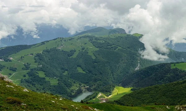 Lago de montaña en el valle — Foto de Stock