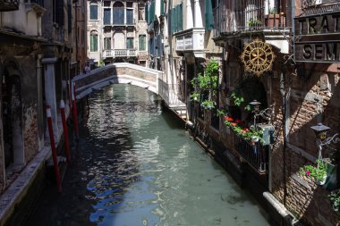 Kanal, gondol ve tekne görünümü.
