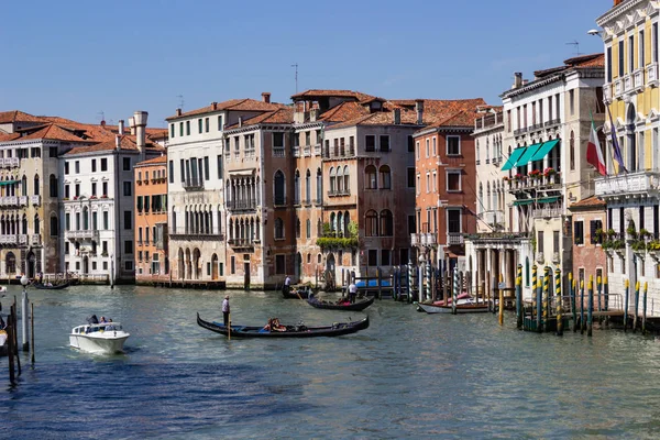 Grand canal, gondol ve tekne görünümü.