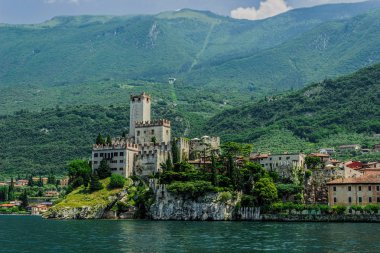 Monte Baldo'nun arka planında eski kale.