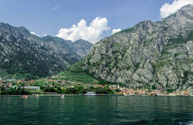 Kıyı dağlarının arka planında Limone Sul Garda.