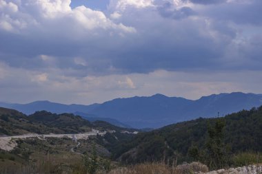 Sonbahar bulutlu günde dağ manzarası