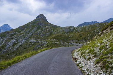 Dağlarda boş asfalt yol.