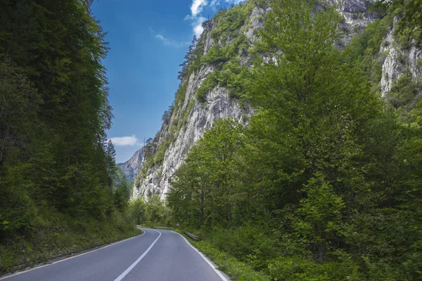 Camino de asfalto vacío en las montañas. — Foto de Stock