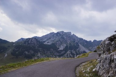 Dağlarda boş asfalt yol.