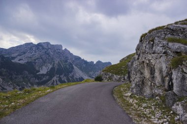 Dağlarda boş asfalt yol.