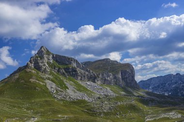 Yaz bulutlu günde dağ manzarası