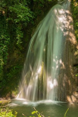 düşen su akışı.