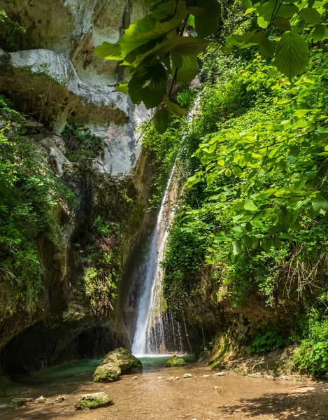 düşen su akışı.