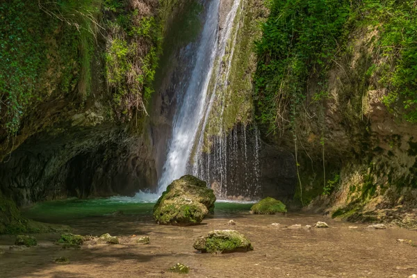düşen su akışı.