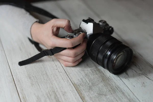 Nahaufnahme Einer Frau Die Ein Foto Vor Der Kamera Überprüft — Stockfoto