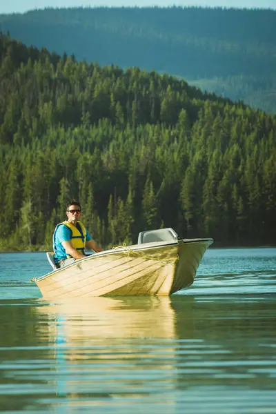 Man Travelling Motorboat Lake — Stock Photo, Image