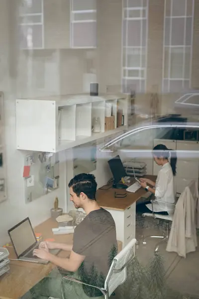 Руководители Использующие Ноутбук Мобильный Телефон Рабочем Столе Офисе — стоковое фото