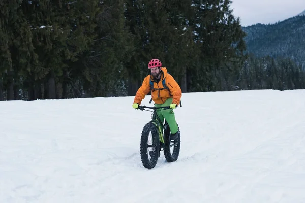Человек Катается Велосипеде Снежному Ландшафту Зимой — стоковое фото
