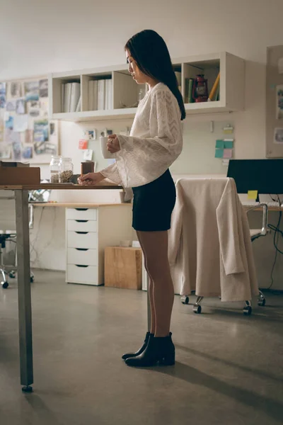 Female Executive Having Cup Coffee Office — Stock Photo, Image