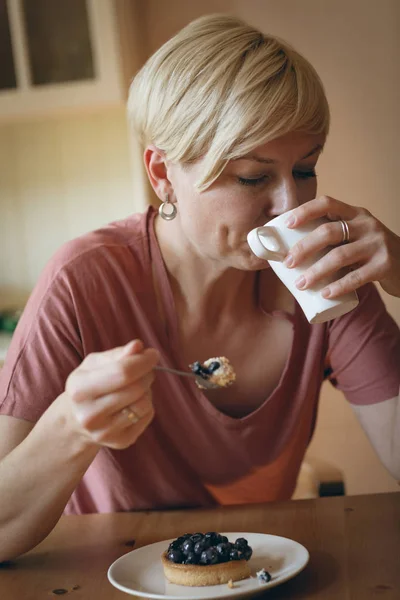 Primer Plano Mujer Desayunando Mesa — Foto de Stock