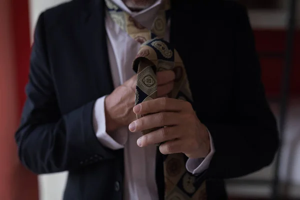 ホテルの部屋で彼のネクタイを結ぶ実業家のクローズ アップ — ストック写真