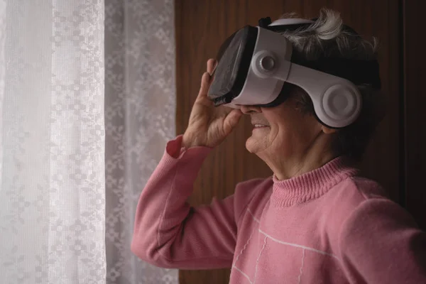 Mujer Mayor Usando Auriculares Realidad Virtual Casa — Foto de Stock