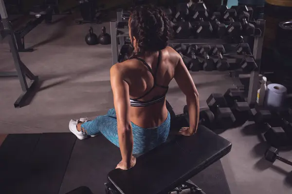 Fit Mulher Exercitando Banco Ginástica Ginásio — Fotografia de Stock