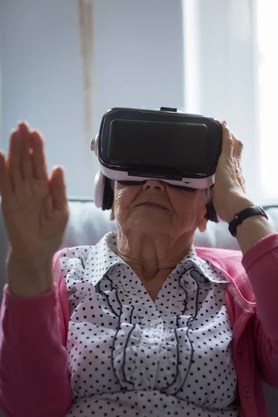 Mujer Mayor Usando Auriculares Realidad Virtual Casa — Foto de Stock