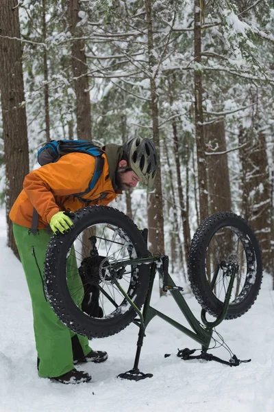 Man Repairing His Bicycle Forest Winter — Stock Photo, Image