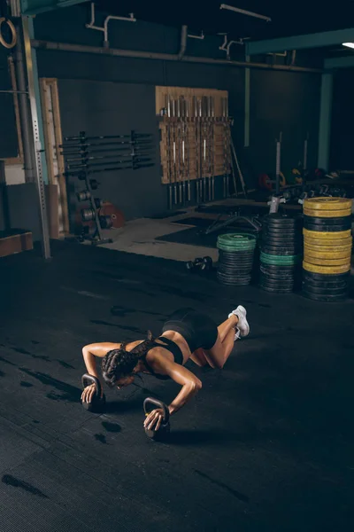 Fit Mulher Exercitando Com Kettlebell Ginásio — Fotografia de Stock