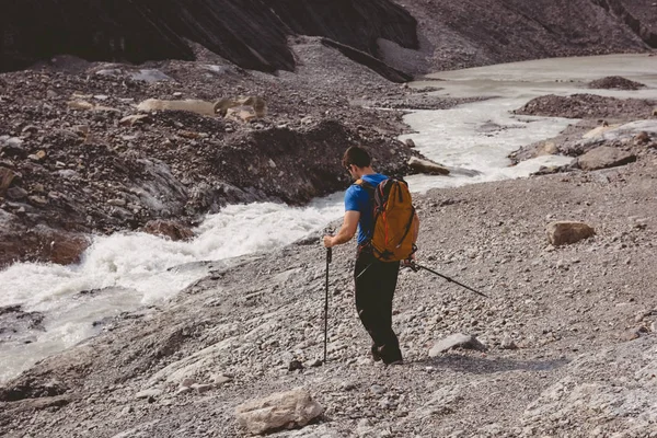 Caminhante Masculino Com Mochila Andando Perto Rio Dia Ensolarado — Fotografia de Stock