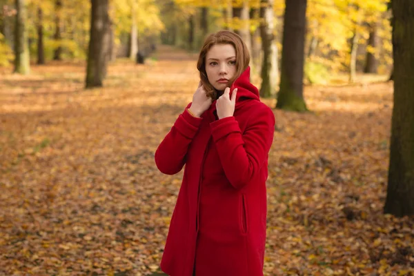 Tankeväckande Kvinna Som Står Parken — Stockfoto