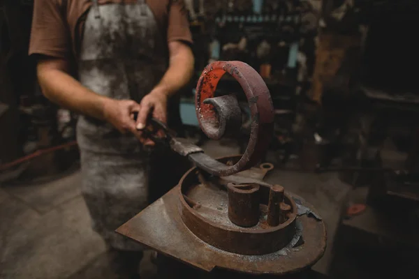 Forgeron Façonnant Une Tige Métal Atelier — Photo