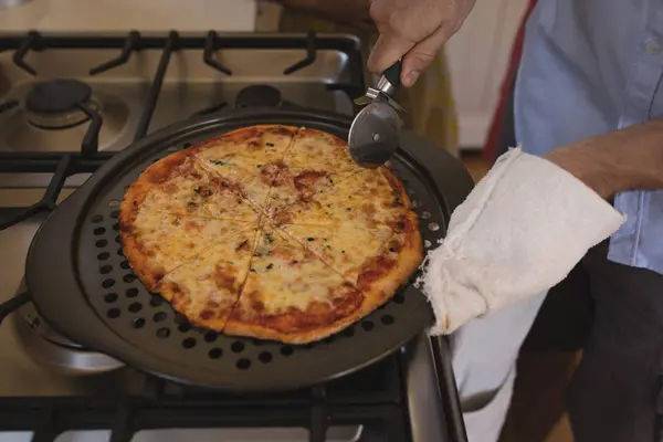 Man Voorbereiding Pizza Keuken Thuis Home Cooking — Stockfoto
