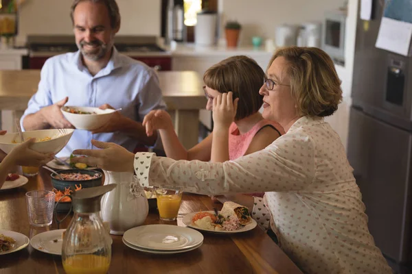 Familie Isst Hause Der Küche Mittag — Stockfoto