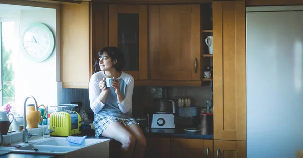 Mujer Pensativa Tomando Café Cocina Casa —  Fotos de Stock