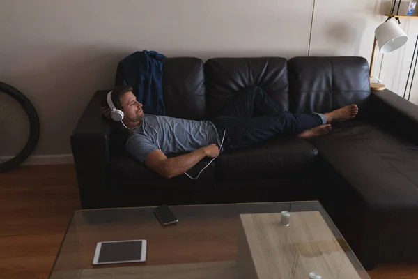 Homem Ouvindo Música Fones Ouvido Sala Estar Casa — Fotografia de Stock