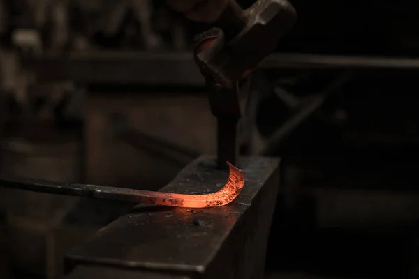 Ferreiro Martelando Uma Haste Metal Quente — Fotografia de Stock