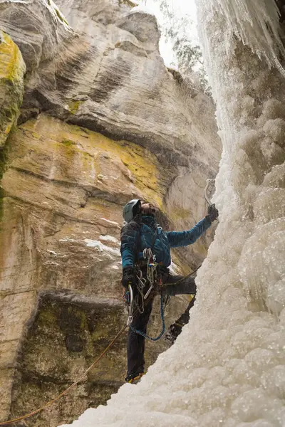 Wspinacz Mężczyzna Stojący Pobliżu Skalista Góra Zimą — Zdjęcie stockowe