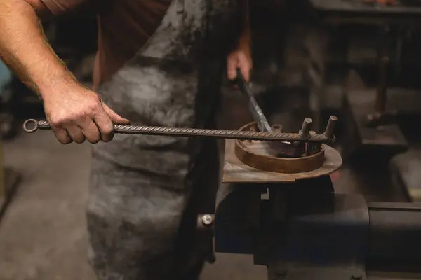 鍛冶工房で金属の棒 — ストック写真