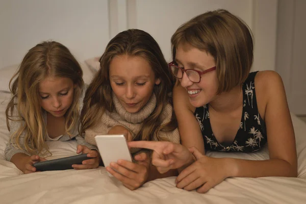 Hermanos Usando Teléfono Móvil Dormitorio Casa —  Fotos de Stock