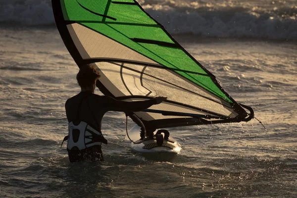 Mannelijke Surfer Surfen Met Surfplank Kite Beach — Stockfoto