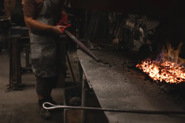 Kowal Ogrzewanie Metalowy Pręt Ogień Warsztatów — Zdjęcie stockowe