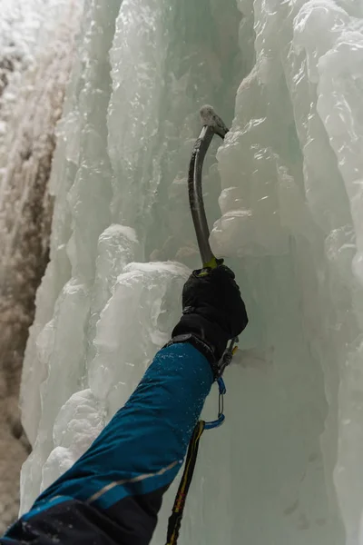 Close Alpinista Masculino Escalada Montanha Gelo — Fotografia de Stock