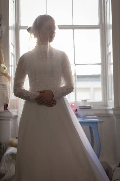 Молодая Невеста Свадебном Платье Стоит Окна Бутике — стоковое фото