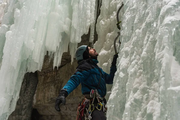 Masculino Alpinista Escalando Montanha Gelo Durante Inverno — Fotografia de Stock
