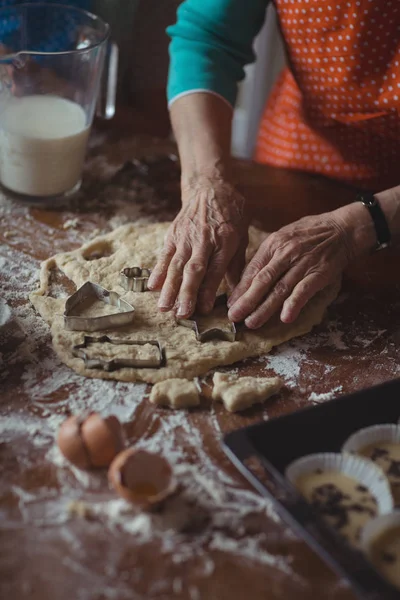 Середина Старшої Жінки Готує Печиво Кухні Вдома — стокове фото