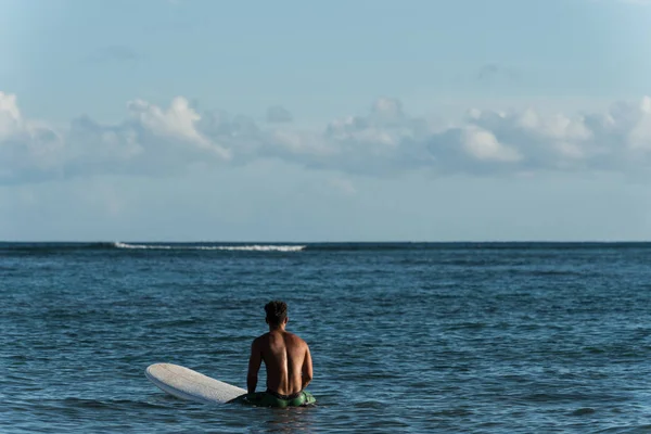 Manliga Surfare Surfing Med Surfbräda Havet Solig Dag — Stockfoto