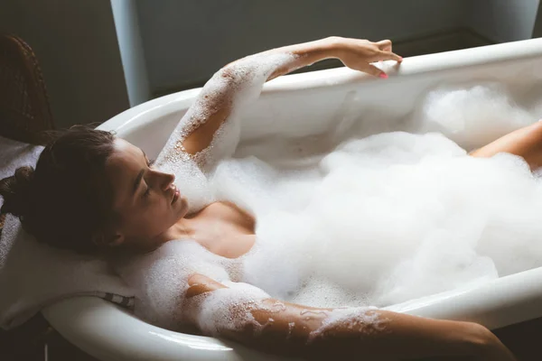 Mujer Tomando Baño Burbujas Baño Casa —  Fotos de Stock