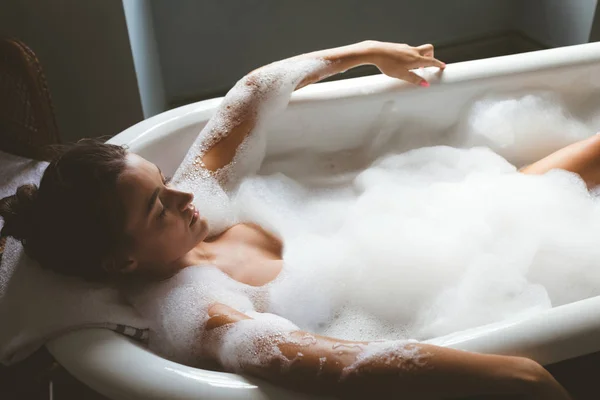 Vrouw Nemen Van Een Bubble Bad Badkamer Thuis — Stockfoto